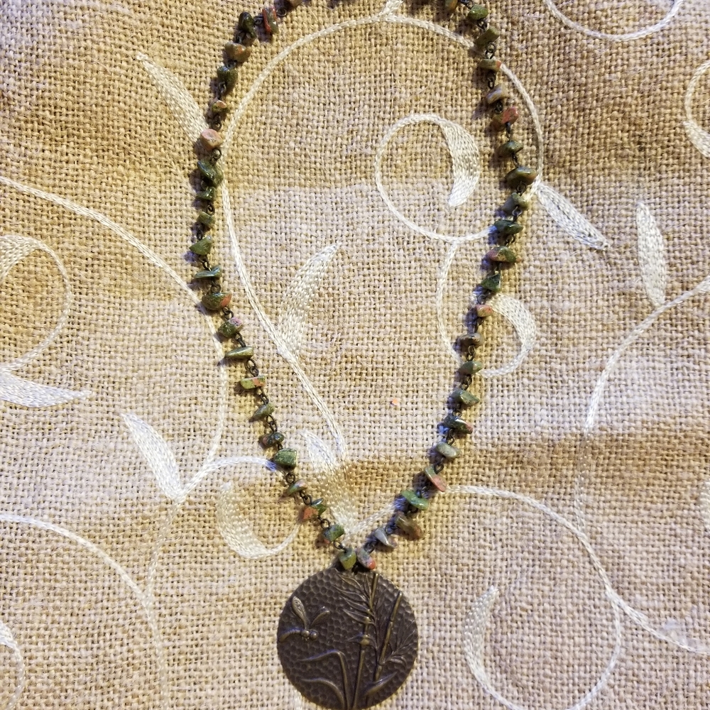 BEAUTIFUL DRAGONFLY & STONE NECKLACE